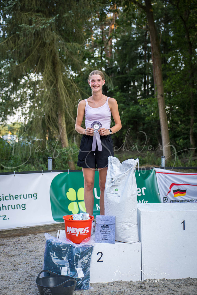 Siegerehrung_2026-06-27_28 | Stimmungsvolle Fotografie von Pferden, fotografische Begleitung von Veranstaltungen, Golfturnieren und Distanzritten - Realisiert mit Pictrs.com
