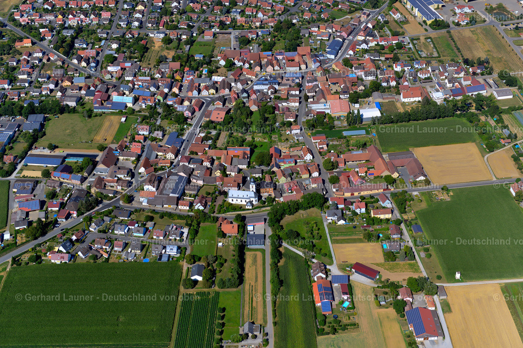 3650218 | UNTERPLEICHFELD 31.08.2016 Stadtgebiet mit Außenbezirken und Innenstadtbereich am Rand von landwirtschaftlichen Feldern und Ackerflächen in Unterpleichfeld im Bundesland Bayern, Deutschland // Urban area with outskirts and inner city area on the edge of agricultural fields and arable land in Unterpleichfeld in the state Bavaria, Germany Foto: Gerhard Launer
