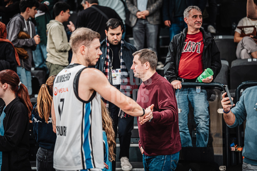Basketball | Männer | Saison 2025/2026 | BKT EuroCup | Veolia Towers Hamburg vs. Bahcesehir College Istanbul | 14.10.2025 | v.l. Jan Niklas Wimberg (#17, Veolia Towers Hamburg) und Alan Ibrahimagic (Co-Trainer DBB, Deutsche Basketball Nationalmannschaft)