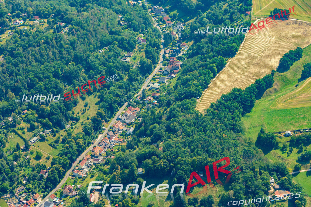Klassische Luftaufnahme ohne Drohne zeigt:Cumbach Talstraße bei Rudolstadt - Die Luftbildaufnahme wurde 2025 vom UL-Flugzeug heraus erstellt ( keine Drohnenaufnahme ) - Hochauflösende Luftaufnahme -Nicht vergleichbar mit Google Maps oder Satelittenbilder- Die Geschenkidee !Mit Lizenz und Bildrechte bestellbar