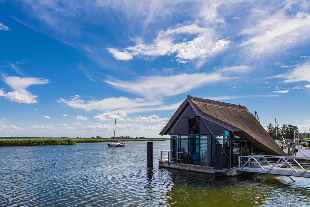 Schwimmendes Haus im Hafen von Wieck auf dem Fischland-Darß | Schwimmendes Haus im Hafen von Wieck auf dem Fischland-Darß.