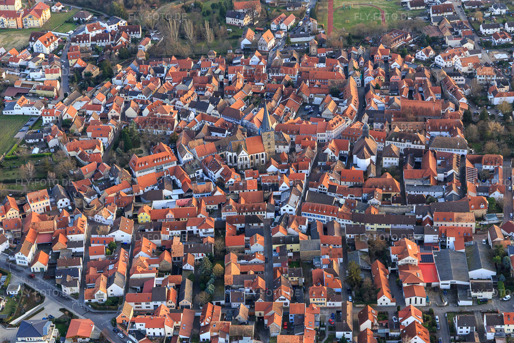 Luftbild: Altstadtzentrum mit Kirche St. Peter und Paul in Freinsheim im Bundesland Rheinland-Pfalz in Deutschland. Foto: IMG_130569.jpg vom 12.02.2022 durch Werner Riehm/FLY-FOTO.de