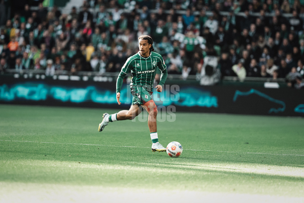 Fußball | Männer | Saison 2025/2026 | 1. Fußball-Bundesliga | 6. Spieltag | SV Werder Bremen vs. FC St. Pauli | 04.10.2025 | Isaac Schmidt (#23, SV Werder Bremen) am Ball