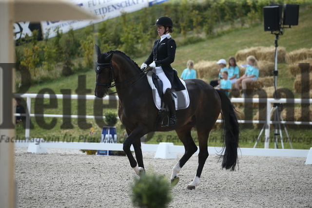 Birkhof_2022_GrandPrixSpecial_Franziska Stieglmaier_DSP Dauphin (5) | Alle Fotos der Reiterjournal Fotografin Doris Matthaes im Reiterjournal Online-Fotoshop. - Realisiert mit Pictrs.com
