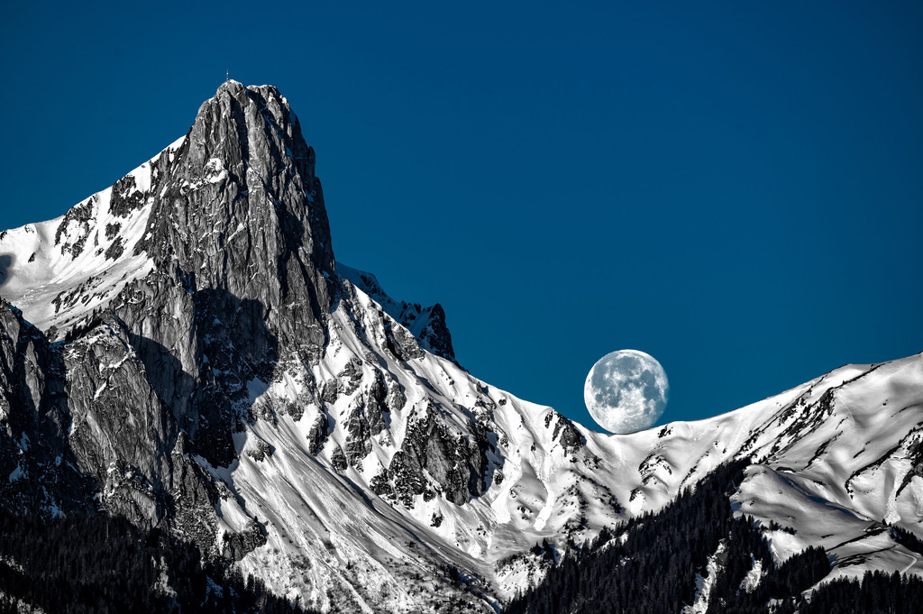 Mondlandung | moon landing | Mondlandung . Der Mond setzt sanft auf bei der Baachegg zwischen Stockhorn und Walalp...
-----------------------------------------------------------------
Moon landing. The moon sets gently on the Baachegg between Stockhorn and Walalp ...
-----------------------------------------------------------------
Dieser Druck ist in einer limitierten Auflage von 5 Exemplaren erhältlich. 
This print is available in a limited edition of 5 copies. 
http://art.hess.photography/112-mondlandung.html - Realisiert mit Pictrs.com