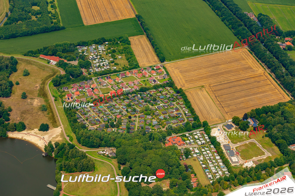 Klassische Luftaufnahme ohne Drohne zeigt:Petersfeld bei Garrel - Die Luftbildaufnahme wurde 2025 vom UL-Flugzeug heraus erstellt ( keine Drohnenaufnahme ) - Hochauflösende Luftaufnahme -Nicht vergleichbar mit Google Maps oder Satelittenbilder- Die Geschenkidee !Mit Lizenz und Bildrechte bestellbar