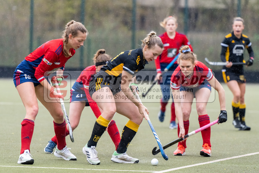 HK_20230401_106649 | 1. Bundesliga Damen Düsseldorfer HC - Harvestehuder THC  am 1.4.2023 DHC Düsseldorf, Düsseldorf , Sophia Schwabe ( Düsseldorfer HC #18 ) , #h21# , Schlüter Henriette ( Harvestehuder THC #11 )