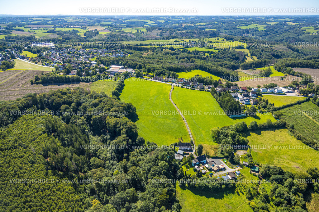 Ennepetal230800853 | Luftbild, Wiesen und Felder mit Freifläche Am Wege und Breckerfelder Straße, im Hintergrund Frielinghaus GmbH und Albert-Schweitzer-Schule, Oberbauer, Ennepetal, Ruhrgebiet, Nordrhein-Westfalen, Deutschland