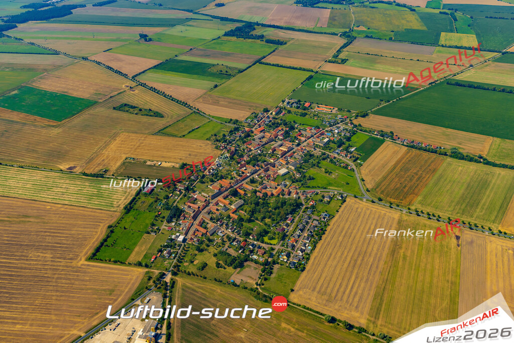 Schrägluftbild  Heeren  Stendal - Das Luftbild wurde 2025 vom UL-Flugzeug heraus erstellt (ohne Drohne- keine Drohnenaufnahme ) - Hochauflösende Luftaufnahme -Nicht vergleichbar mit Google Maps oder Satelittenbilder- Die Geschenkidee !Mit Lizenz und Bildrechte bestellbar