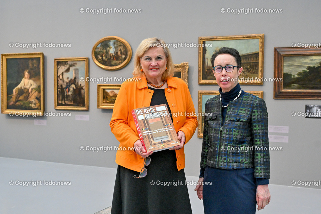 Lentos Kunstmuseum_ Die Reise der Bilder_ Hitlers Kulturpolitik_ 19.03.2024-34 | 19.03.2024, Linz, AUT, Lentos Kunstmuseum, Die Reise der Bilder, Hitlers Kulturpolitik, Kunsthandel und Einlagerungen in der NS-Zeit im Salzkammergut, im Bild Ausstellung, Sammlung, Leihgaben, Bilder, Kunstwerke

Elisabeth Nowak-Thaller (Projektleiterin - Die Reise der Bilder -, Vize-Direktorin Lentos und Kuratorin)
Birgit Schwarz (Expertin NS-Kunstpolitik, Gastkuratorin)