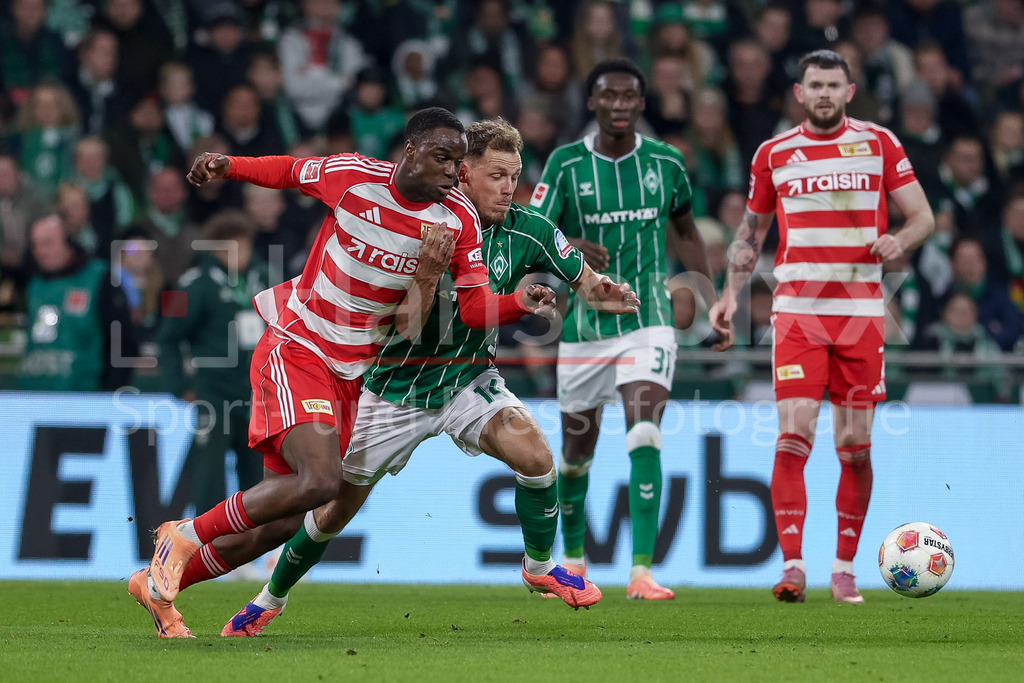 Fussball, Bundesliga, SV Werder Bremen - 1. FC Union Berlin | v.li.: Ilyas Ansah (1. FC Union Berlin, 10) und Senne Lynen (SV Werder Bremen, 14) im Zweikampf, Duell, Dynamik, Aktion, Action, Spielszene, DIE DFL-RICHTLINIEN UNTERSAGEN JEGLICHE NUTZUNG VON FOTOS ALS SEQUENZBILDER UND/ODER VIDEOÄHNLICHE FOTOSTRECKEN. DFL REGULATIONS PROHIBIT ANY USE OF PHOTOGRAPHS AS IMAGE SEQUENCES AND/OR QUASI-VIDEO.
