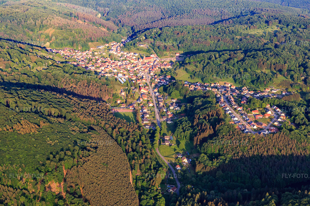 Luftbild: Ortsansicht von Westen in Soucht im Bundesland Moselle in Frankreich. – Foto: IMG_107275.jpg vom 18.05.2018 durch Werner Riehm/FLY-FOTO.de – Auflösung des Originals: 5472 x 3648 px