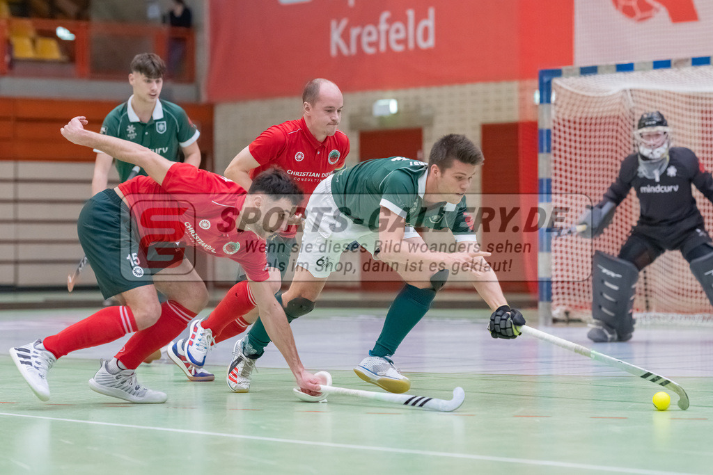HK_20230108_102406 | 1. Bundesliga ( Halle ) Herren Crefelder HTC - Uhlenhorst Mülheim am 8.1.2023 Crefelder HTC  ( CHTC ), Krefeld , hinten Ehling Jonathan ( Crefelder HTC #22 ) , Max Godau ( Uhlenhorst Mülheim #23 ) , Bachmann Lucas Maximilian ( Crefelder HTC #15 )