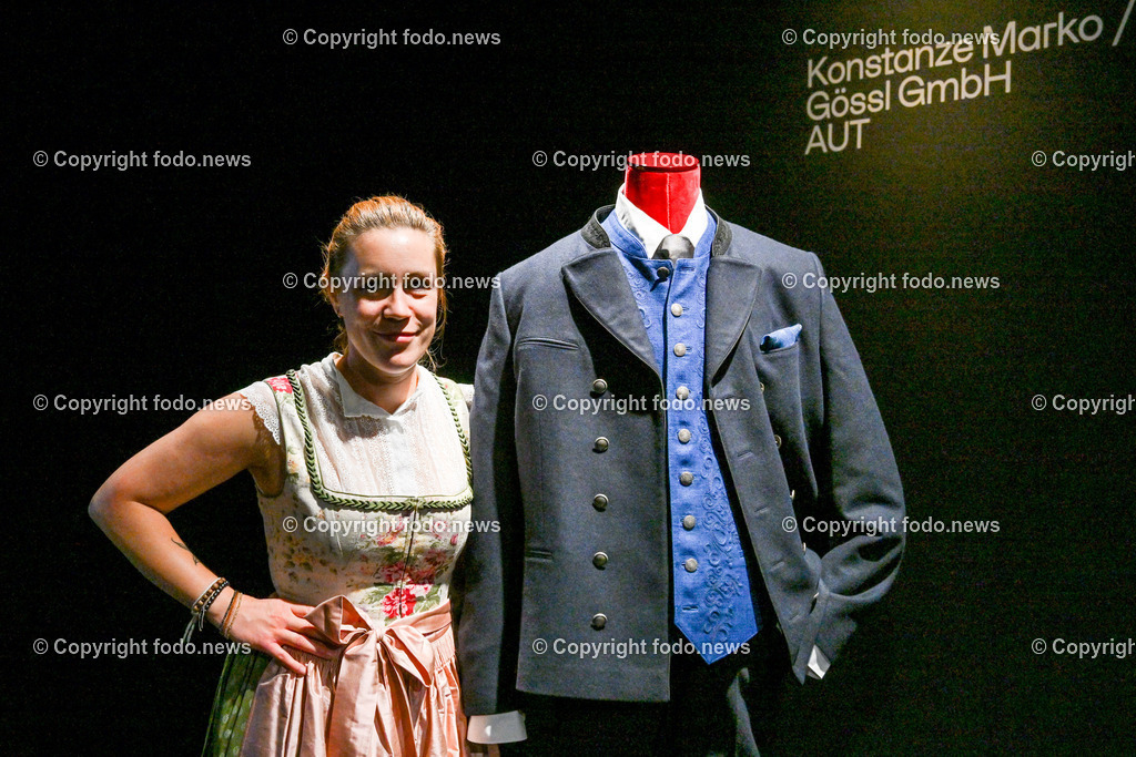 Schloss Linz_ Praesentation Oberoesterreicher Anzug_ 03.10.2023_-19 | 03.10.2023, Schlossmuseum Linz, AUT,  Praesentation Oberoesterreicher Anzug, im Bild Sandra Biebl (Presse OOE Landeskultur GmbH)