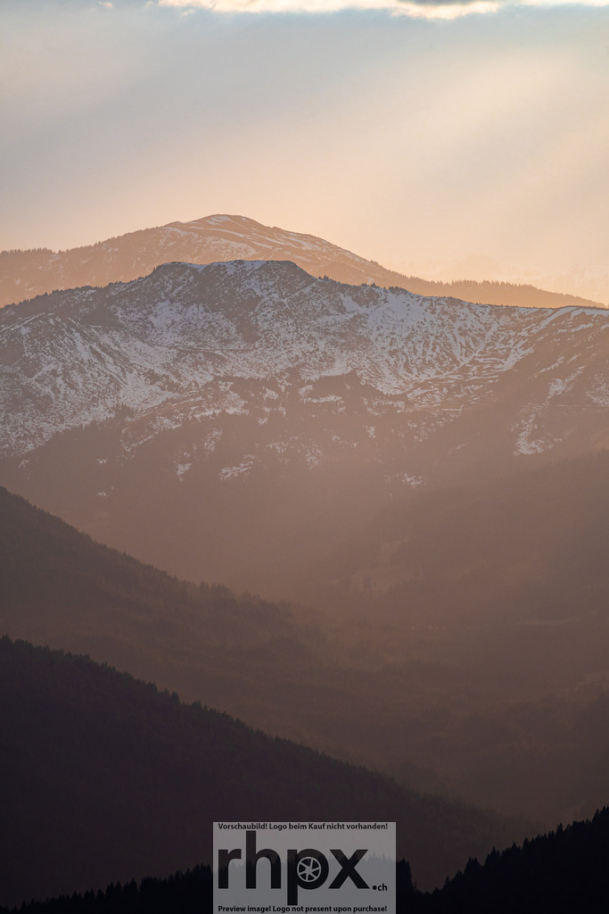 Goldene Bergsilhouetten | <p><strong>Licht. Tiefe. Geborgenheit.</strong></p>
<p>Sanfte Goldtöne umspielen die majestätischen Silhouetten der Bergketten und schaffen eine Atmosphäre voller Ruhe. Dieses Motiv fängt die schier endlose Weite der Alpen in einem flüchtigen, magischen Moment ein.
<br>
Bild auf dem Pilatus entstanden.</p>
<p>Wähle unter "Produktauswahl" dein Wunschformat: Vom klassischen Wandbild über Puzzle & Tassen bis zum digitalen Download (z.B. als Handy-Hintergrund).</p>
<br> - Realisiert mit Pictrs.com