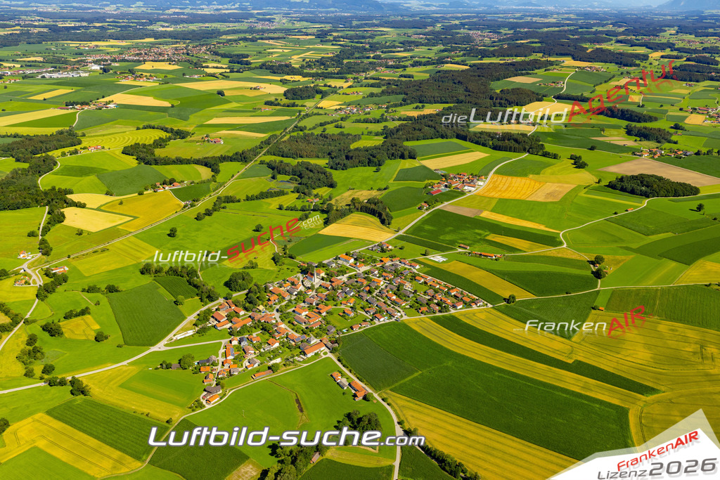 Aktuelles Luftbild von Törring Tittmoning - Die Luftaufnahme wurde 2022 mittels UL-Flugzeug erstellt ( keine Drohne ) - hochauflösende Kamera-Systeme von  Canon -Beste Qualität - Für grossformatige Ausdrucke geeignet. Die Geschenkidee !