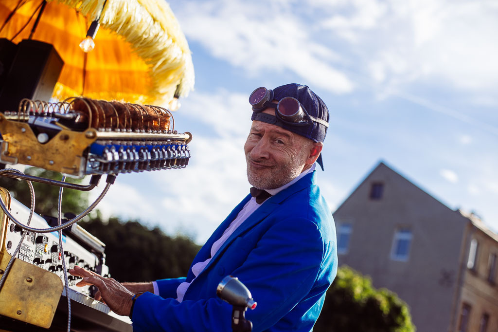 Universal Druckluft Orchester | Das Universal Druckluft Orchester mit Peter Till am Forte Belvedere Leisnig zum Festival Hallo Leisnig 2022. - Realisiert mit Pictrs.com