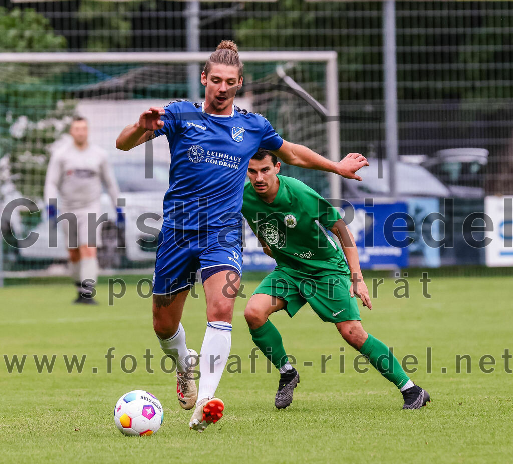 2023-08-04_055_FC_Forstern_gegen_FC_Langengeisling_II | Forstern, Deutschland, 04.08.2023:
Fußball, Kreisklasse 2023 / 2024, 1. Spieltag, FC Forstern gegen FC Langengeisling II, Endergebnis: 2:1

Maximilian Birnbeck (FC Langengeisling, #17), Dominic Fumelli (FC Forstern, #13)

Foto: Christian Riedel / fotografie-riedel.net