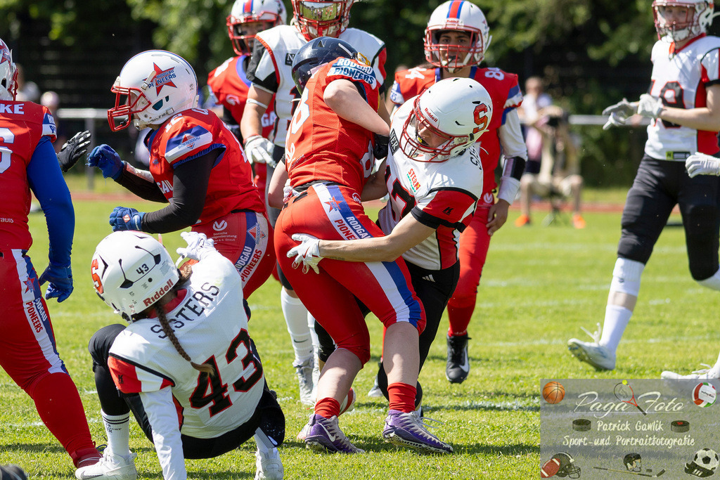GFLW 1: German Football League Women 1: Rodgau Pioneers Ladies - Stuttgart Scorpions Sisters, 07.06.2026 | Vera Mössinger (Rodgau Pioneers Ladies #88) wird von Pia Mende (Stuttgart Scorpions Sisters #17) getackled, Rodgau Pioneers Ladies - Stuttgart Scorpions Sisters, Rodgau, Maingau-Energie-Stadion "Am Weichsee", 7.6.2026 - Realisiert mit Pictrs.com