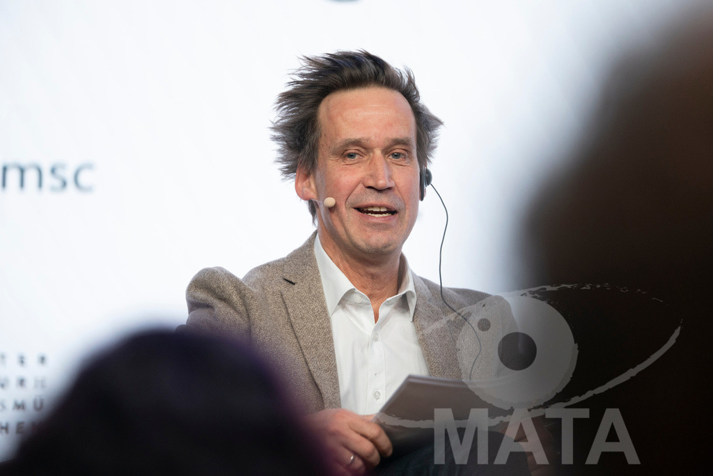 _DWA2874 | Die MSC Security and Literature Series der Münchner Sicherheitskonferenz wird von der ZEIT mitveranstaltet und vom Literaturhaus München unterstützt. Am Donnerstag, 12. Februar (19-20 Uhr), spricht Autor Serhiy Zhadan aus Charkiw mit Chrystia Freeland, Sonderbeauftragte für den Wiederaufbau der Ukraine und ehemalige stellvertretende Premierministerin Kanadas, über die Zukunft der Ukraine - Realisiert mit Pictrs.com