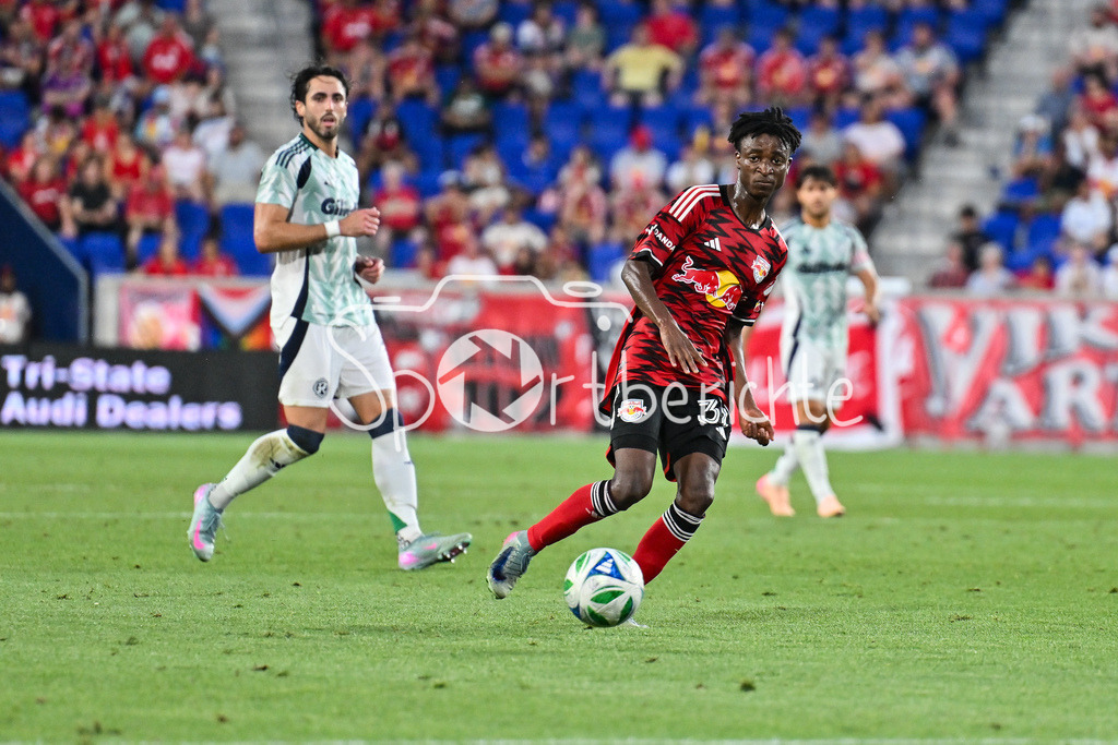 New York Red Bulls - New England Revolution | Mohammed SOFO (New York 37) spielt einen Pass / Einzelfoto / Freisteller / Major League Soccer: New York Red Bulls - New England Revolution, Red Bull Arena am 16.07.2025