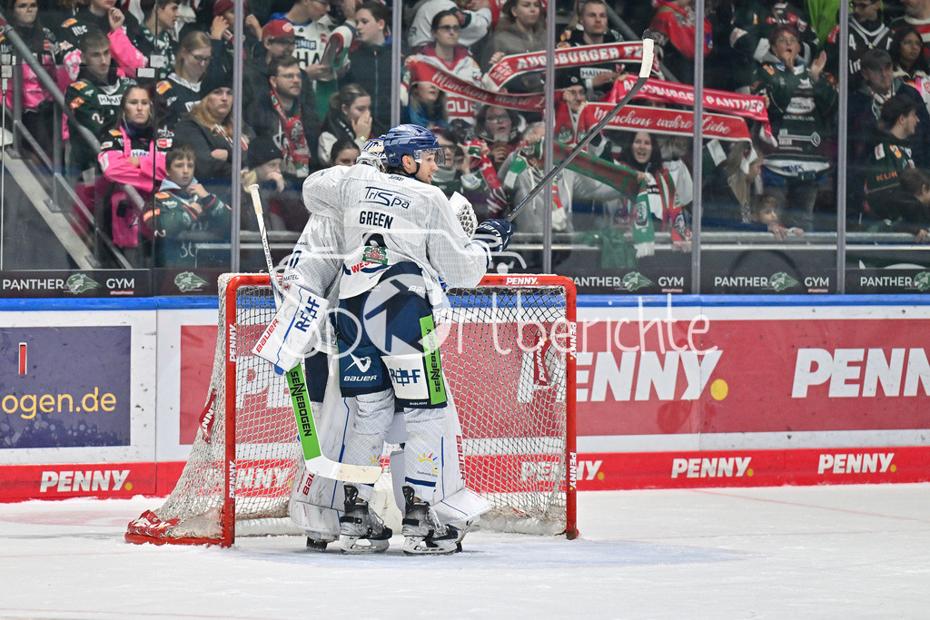 Augsburger Panther - Straubing Tigers | Jubel von Zane McINTRYE (Straubing Tigers #70) und Alex GREEN (Straubing Tigers #6) nach dem Auswaertssieg in Augbsburg / DEL: Augsburger Panther - Straubing Tigers, Curt Frenzel Stadiom am 20.10.2024