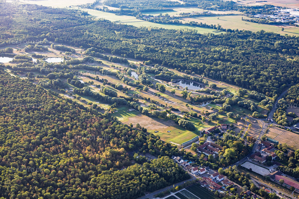 Luftbild: In der Sommerhitze vetrockneter Rasen der Golfanlage Landgut Dreihof - GOLF absolute im Ortsteil Dreihof in Essingen im Bundesland Rheinland-Pfalz in Deutschland. – Foto: IMG_158498.jpg vom 07.08.2026 durch Werner Riehm/FLY-FOTO.de – Auflösung des Originals: 6000 x 4000 px – Golfanlage Landgut Dreihof in Essingen bei Landau | GOLF absolute Rotationsgolf®