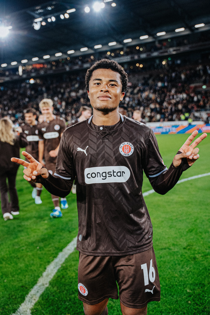 FCSP_YD-2415 | Der offizielle Shop für FC St. Pauli Fotos. Wähle aus Spielszenen & Fanmomenten dein FCSP Wunschformat. Wir liefern Millerntor-Atmosphäre.