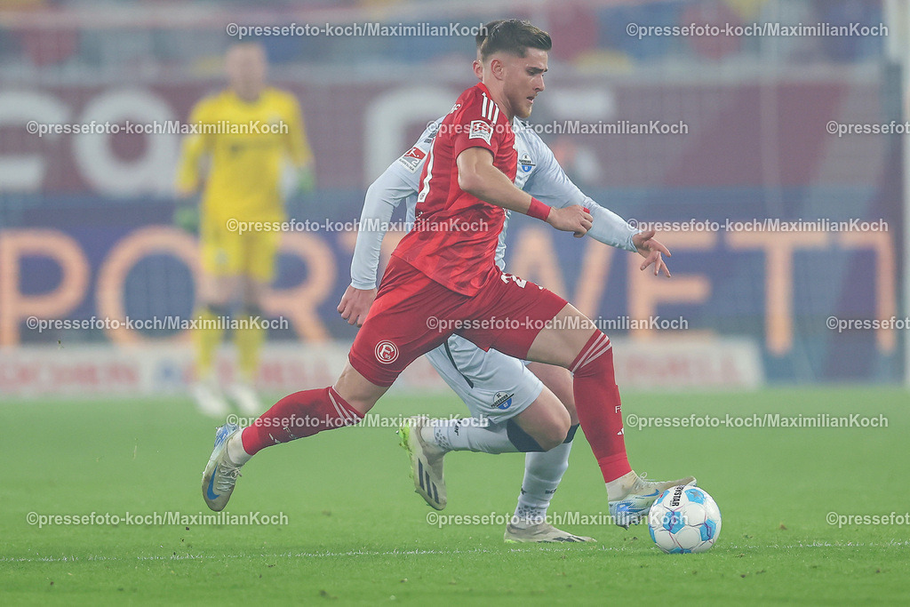 Due09112401024 | 09.11.2024, Fußball, Fortuna Düsseldorf - SC Paderborn 07, 2. Bundesliga, Merkur Spiel-Arena, Saison 2024 2025: Tim Rossmann (Fortuna Düsseldorf #21)DFB regulations prohibit any use of photographs as image sequences and or quasi-video.