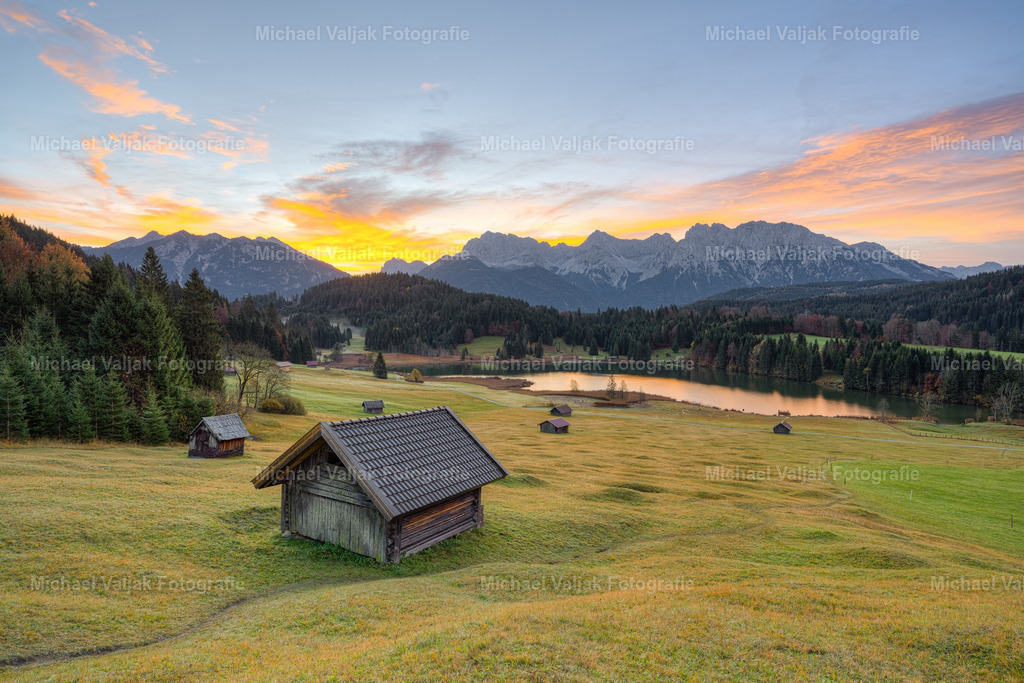 Sonnenaufgang am Geroldsee | Sonnenaufgang am Geroldsee bei Garmisch-Partenkirchen im Herbst. Im Hintergrund ist das Karwendelgebirge bei Mittenwald zu sehen.  - Realisiert mit Pictrs.com