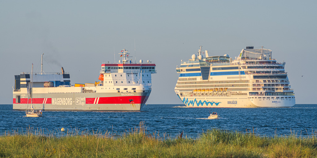 Balticborg und AIDAluna | Im Abendlicht fahren die Balticborg und AIDAluna am Ausgang der Kieler Förde. Die Balticborg ist ein 153 Meter langes Frachtschiff, das im Jahr 2004 gebaut wurde. Die AIDAluna ist ein 252 Meter langes Kreuzfahrtschiff, sie hatte ihren Stapellauf im Jahr 2008. - Realisiert mit Pictrs.com