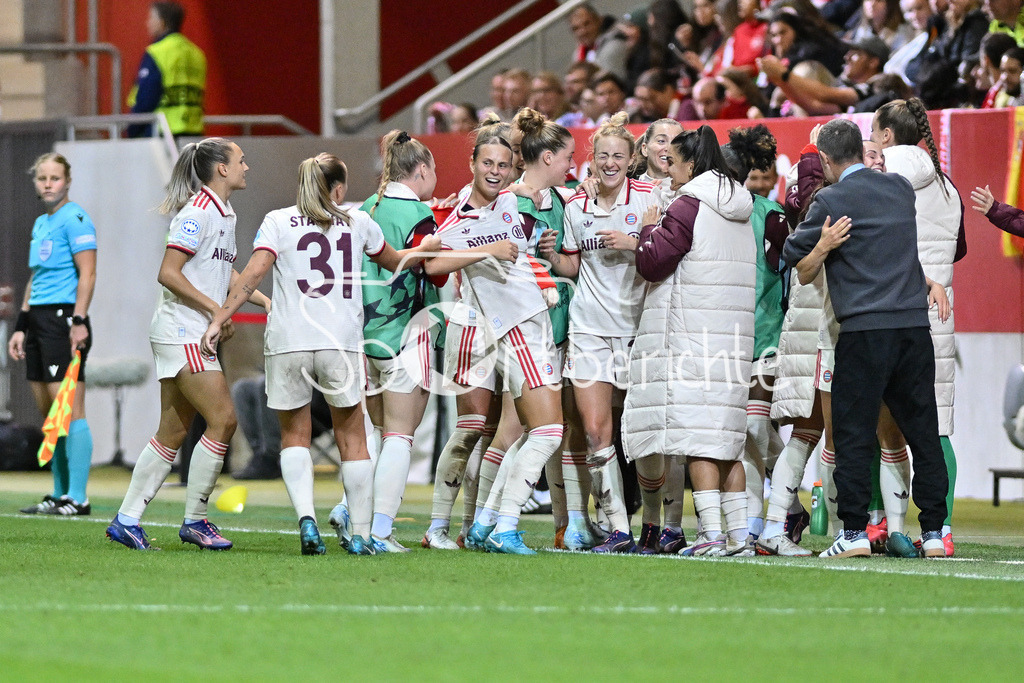 FC Bayern München Frauen - Arsenal London Frauen | Jubel der FCB Frauen nach dem Treffer zum 3-2 druch Pernille HARDER (FCB #21) / Freude / Happy / Tor / Torschuetzin / UEFA Womens Champions League: FC Bayern München Frauen - Arsenal London Frauen, FC Bayern Campus am 09.10.2024
