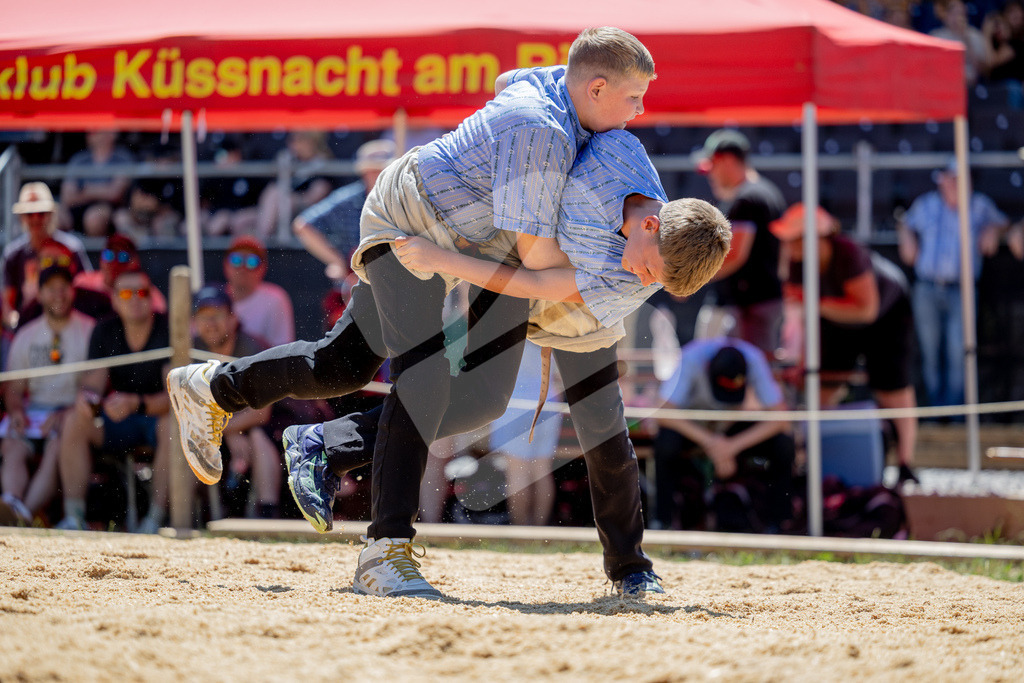SchwyzerJung2026_00034 | Die Schwinger des Schwyzer Kantonalen Schwingerverbandes: Fotos, die Dynamik und Leidenschaft festhalten, sowie emotionale Momente aus dem traditionellen Schwingsport zeigen. - Realisiert mit Pictrs.com