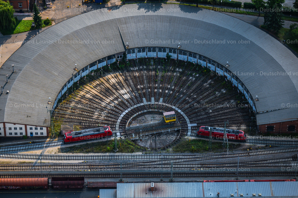 4047562 | NüRNBERG 21.08.2021 Gleisanlagen und Schienenstrecken am Rundschuppen ( auch Lokschuppen, Lokhalle oder Triebfahrzeughalle ) des Bahn- Betriebswerkes im Ortsteil Rangierbahnhof in Nürnberg im Bundesland Bayern, Deutschland. Weiterführende Informationen bei: DB Netz AG,  Deutsche Bahn AG. // Trackage and rail routes on the roundhouse - locomotive hall of the railway operations work in the district Rangierbahnhof in Nuremberg in the state Bavaria, Germany. Further information at: DB Netz AG,  Deutsche Bahn AG. Foto: Gerhard Launer