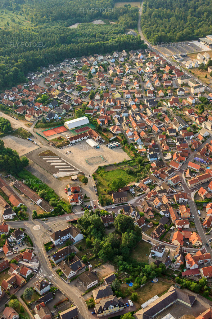 Vue aérienne: Club de tennis et de padel Soufflenheim à Soufflenheim dans le département Bas Rhin, France – .Photo: IMG_30560.jpg prise le 09/07/2010 par Werner Riehm/FLY-FOTO.eu – Résolution de l'original: 3168 x 4752 px – TPCSoufflenheim | Club de Tennis et Padel à Soufflenheim