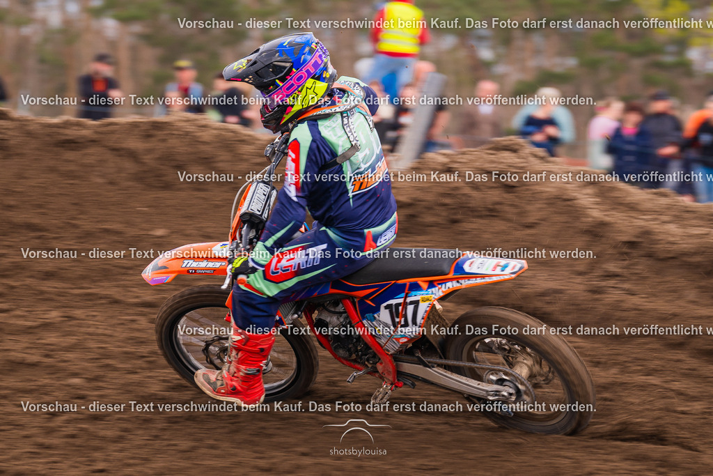 04_13_Bensdorf_85-3412 | Sportfotografin aus Berlin-Brandenburg mit Fokus auf Motocross. Ich halte deine sportliche Leistung und echte Emotionen auf und neben der Strecke professionell fest. Entdecke die Fotos von deinem Rennen und bestelle sie direkt hier im Shop.