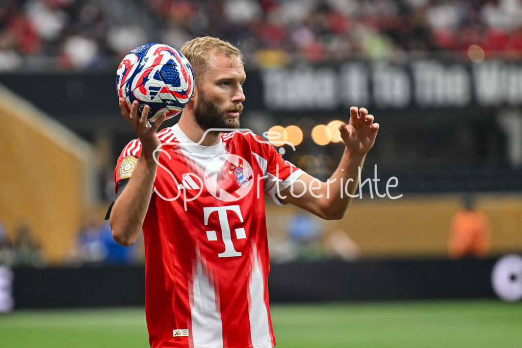 Paris Saint Germain - FC Bayern München | mit Ball in der Hand - Konrad LAIMER (FC Bayern Muenchen 27) / Einzelfoto / Freisteller / FIFA Club World Cup: Paris Saint Germain - FC Bayern Muenchen, Mercedes Benz Stadium am 05.07.2025 / NOT FOR SALE IN USA