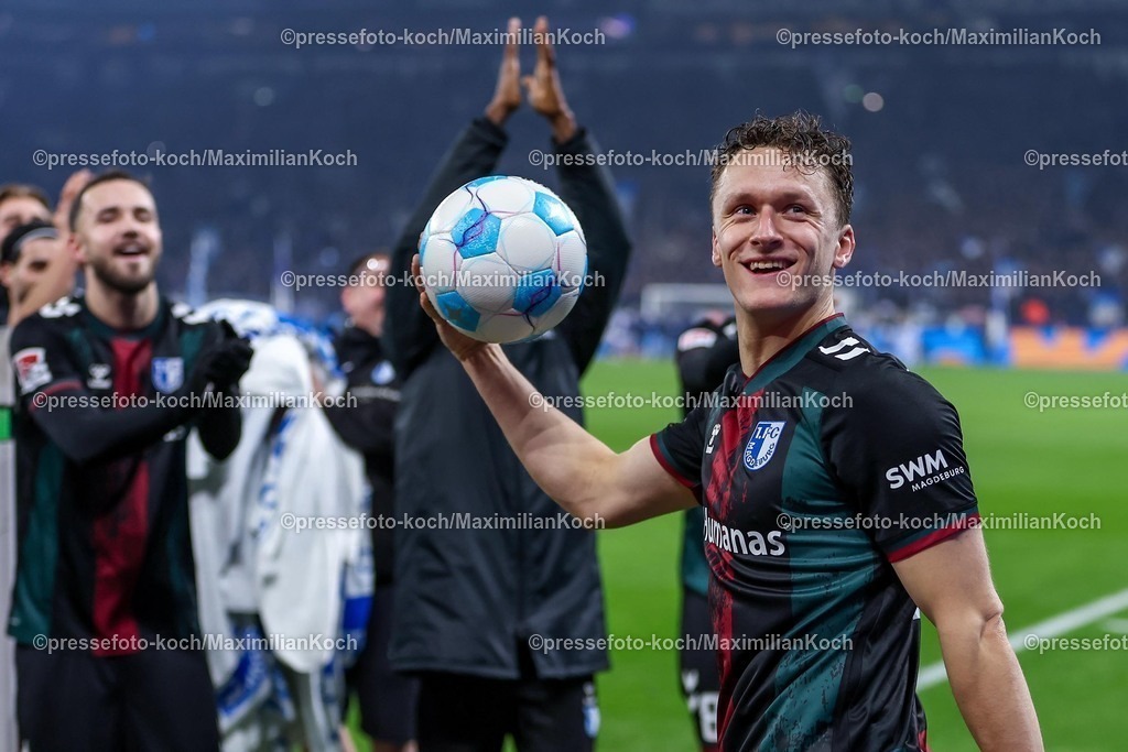 S0401022501109 | 01.02.2025, Fußball, FC Schalke 04 - 1. FC Magdeburg, 2.. Fußball Bundesliga, 20. Spieltag, Veltins-Arena Gelsenkirchen, Saison 2024 2025: Freude und Emotionen nach dem 5:1 Sieg für Magdeburg. Der vierfache Torschütze Martijn Kaars (1.FC Magdeburg #9)  hat sich den Spielball gesichert und steht jubelnd und tanzend mit der Mannschaft vor den feiernden Fans. DFB regulations prohibit any use of photographs as image sequences and or quasi-video.