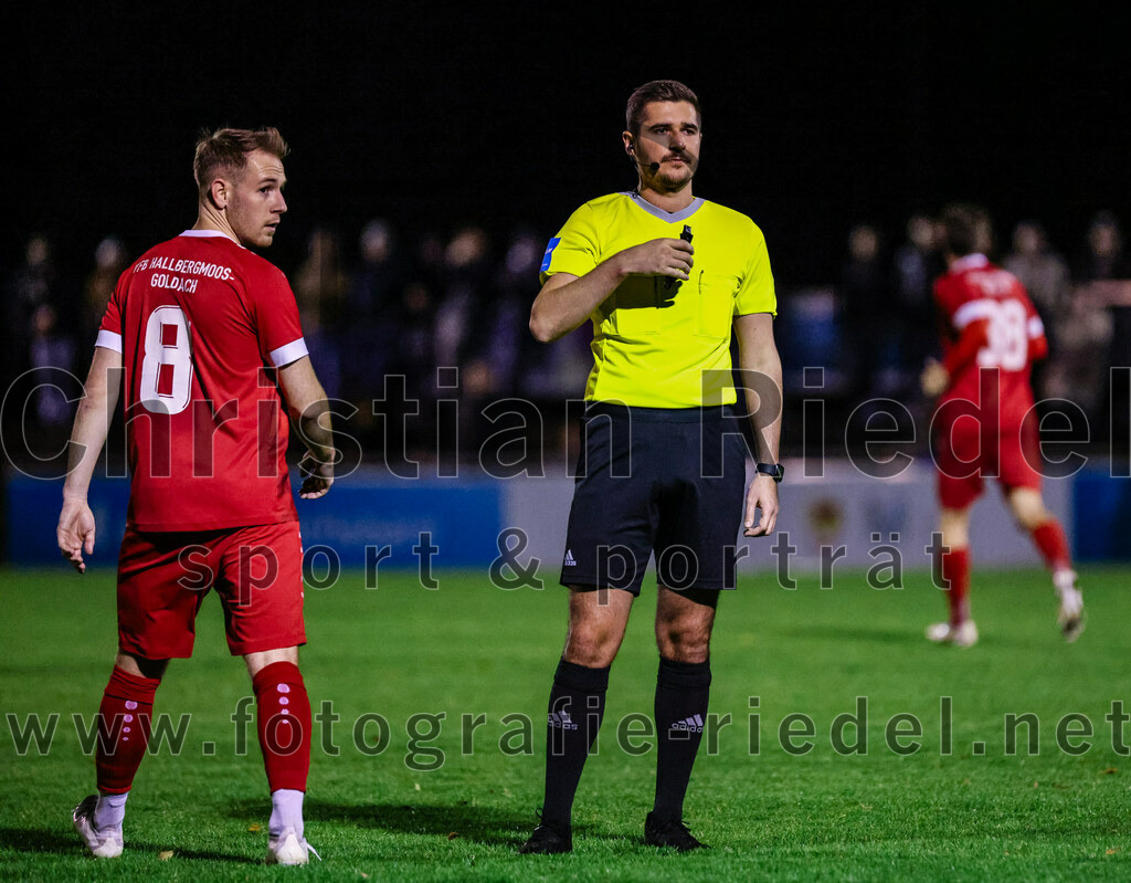 2023-10-27_081_VfB_Hallbergmoos_gegen_FC_Schwaig | Hallbergmoos, Deutschland, 27.10.2023:
Fußball, Landesliga Südost 2023 / 2024, 18. Spieltag, VfB Hallbergmoos gegen FC Schwaig, Endergebnis: 2:3

David Küttner (VfB Hallbergmoos, #8), Schiedsrichter Fabian Buechner

Foto: Christian Riedel / fotografie-riedel.net
