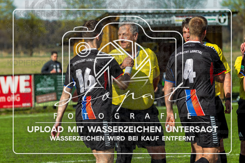 FGFS-LEN-1000 | Max Martinke (Eintracht Leinetal #16) und Peter Paech (Schiedsrichterassistent) beim Herren Kreisliga HK Spiel zwischen FG Fulde-Stellichte und Eintracht Leinetal im Fulder Zentralstadion, Fulde (Simon Paul Stopat) - Realisiert mit Pictrs.com