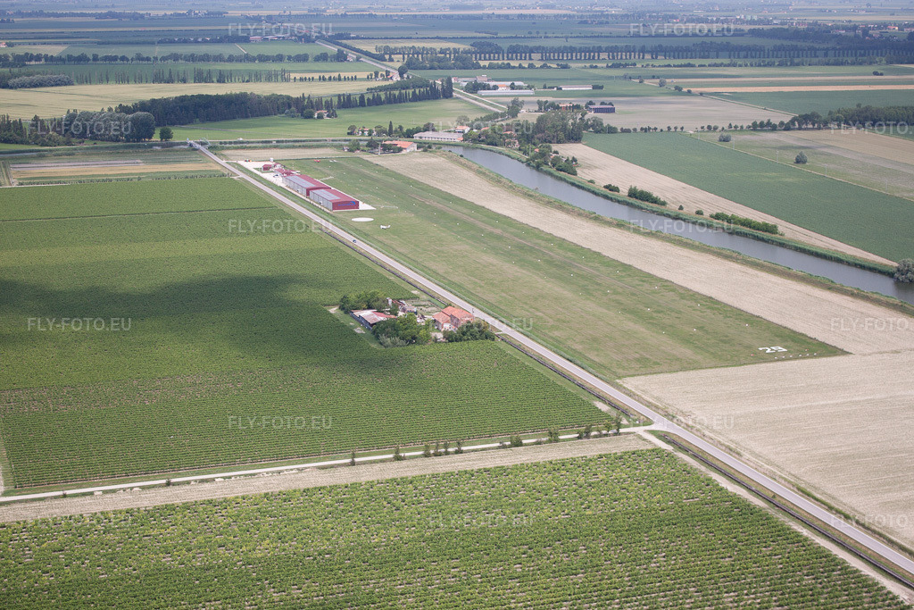 Vue aérienne: Aérodrome à Caorle dans le département Vénétie, Italie.Photo: IMG_50274.jpg prise le 07/06/2012 par Werner Riehm/FLY-FOTO.euRésolution de l'original: 4752 x 3168 px