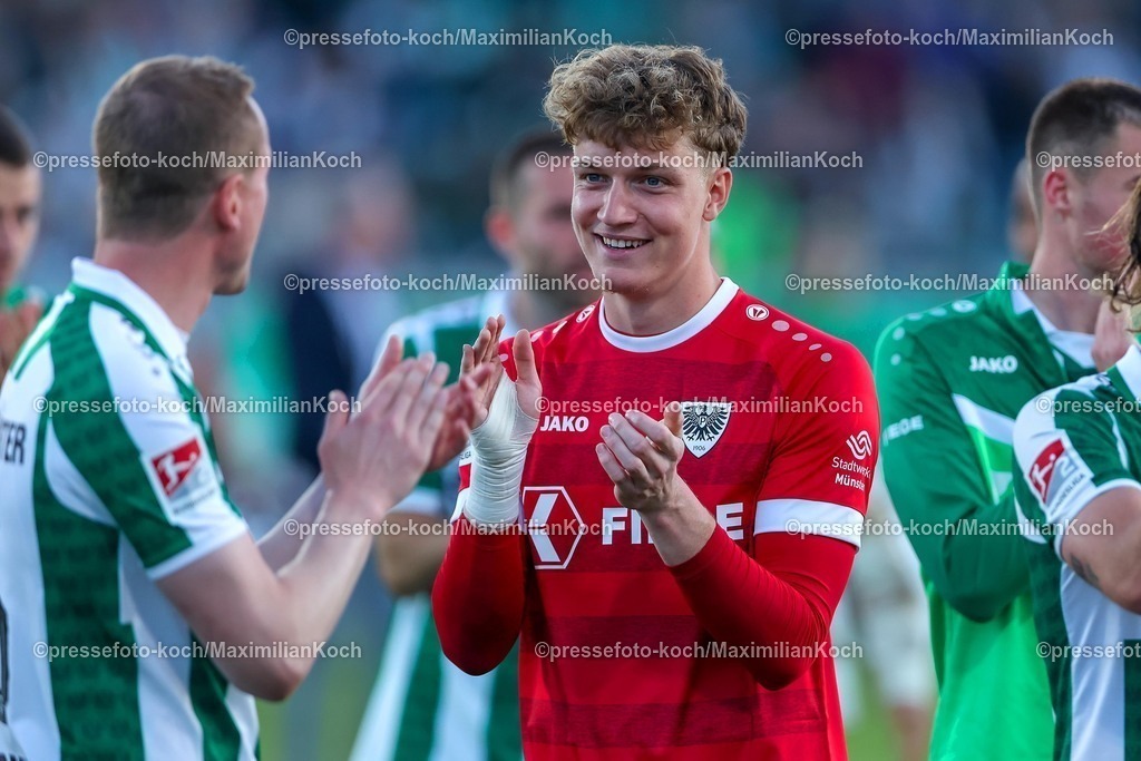 SCP09052501112 | 09.05.2025, Fußball, Preußen Münster - Hertha BSC, 2. Fußball Bundesliga, 33. Spieltag, Preußenstadion, Saison 2024 2025: Abschlussjubel nach dem 2:0 Sieg für Preußen. Torwart Johannes Schenk (Preussen Muenster #01) DFB regulations prohibit any use of photographs as image sequences and or quasi-video.