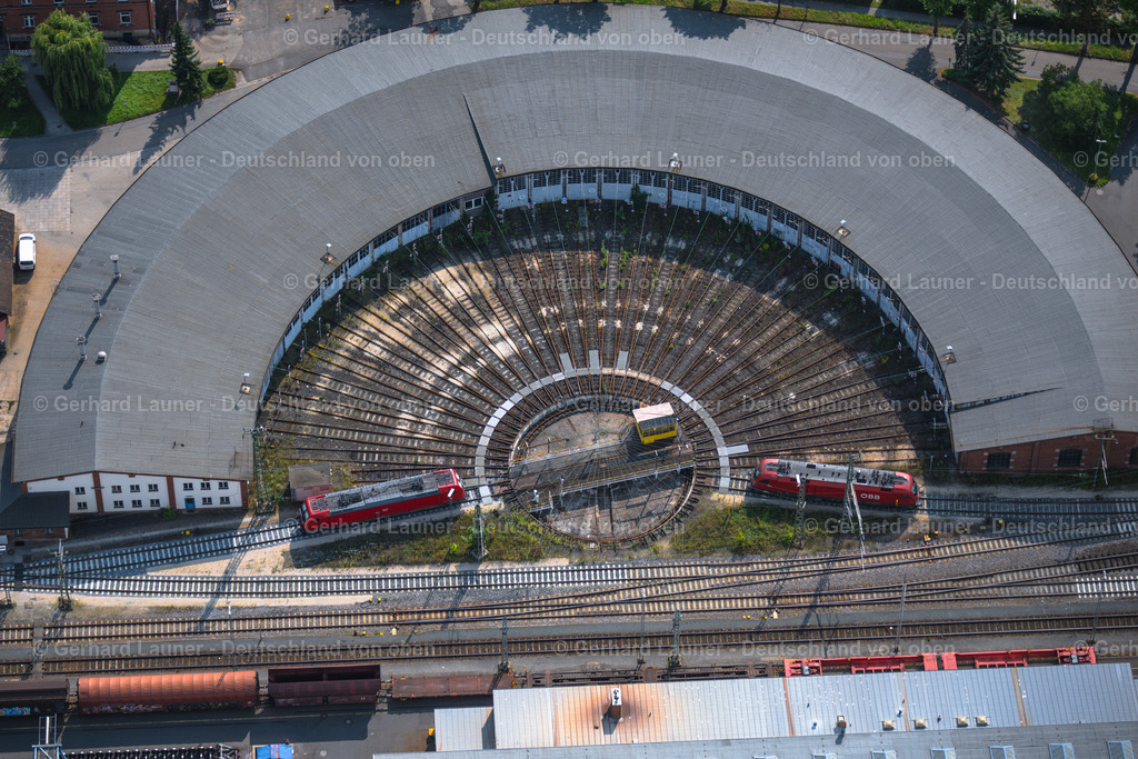 4047567 | NüRNBERG 21.08.2021 Gleisanlagen und Schienenstrecken am Rundschuppen ( auch Lokschuppen, Lokhalle oder Triebfahrzeughalle ) des Bahn- Betriebswerkes im Ortsteil Rangierbahnhof in Nürnberg im Bundesland Bayern, Deutschland. Weiterführende Informationen bei: DB Netz AG,  Deutsche Bahn AG. // Trackage and rail routes on the roundhouse - locomotive hall of the railway operations work in the district Rangierbahnhof in Nuremberg in the state Bavaria, Germany. Further information at: DB Netz AG,  Deutsche Bahn AG. Foto: Gerhard Launer