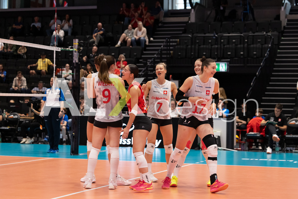 Georgia v Switzerland - CEV European League Women | KRIENS, SWITZERLAND - JUNE 12: JULIE LENGWEILER of Switzerland, MÉLINE PIERRET of Switzerland, SARINA WIELAND of Switzerland and MERET AARDEN of Switzerland during the CEV European League match between Georgia and Switzerland at Pilatus Arena on June 12, 2026 in Kriens, Switzerland. - Realisiert mit Pictrs.com
