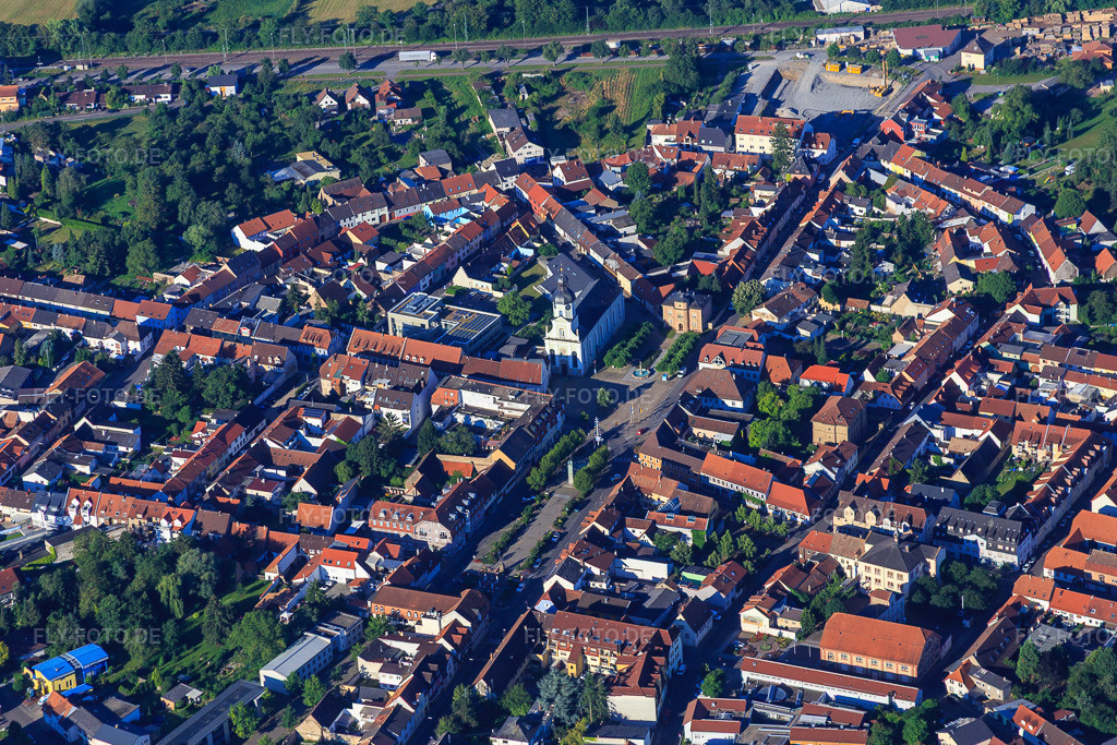 Luftbild: Marktplatz aus Nordosten in Philippsburg im Bundesland Baden-Württemberg in Deutschland. Foto: IMG_091737.jpg vom 10.07.2016 durch Werner Riehm/FLY-FOTO.de