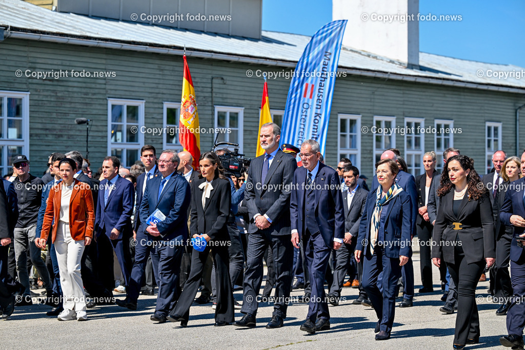 Internationale Gedenk- und Befreiungsfeier Gedenkstaette Mauthausen 2025_ 11.05.2025-150 | 11.05.2025, Mauthausen, AUT, Internationale Gedenk- und Befreiungsfeier Gedenkstaette Mauthausen 2025, 80 Jahre Befreiung KZ Mauthausen im Bild Einzug der Delegationenmit Felipe IV, Koenig von Spanien (Felipe Juan Pablo Alfonso de Todos los Santos de Borbon y Grecia), Dona Letizia, Koenigin von Spanien, Alexander van der Bellen (Bundespraesident der Republik Oesterreich)