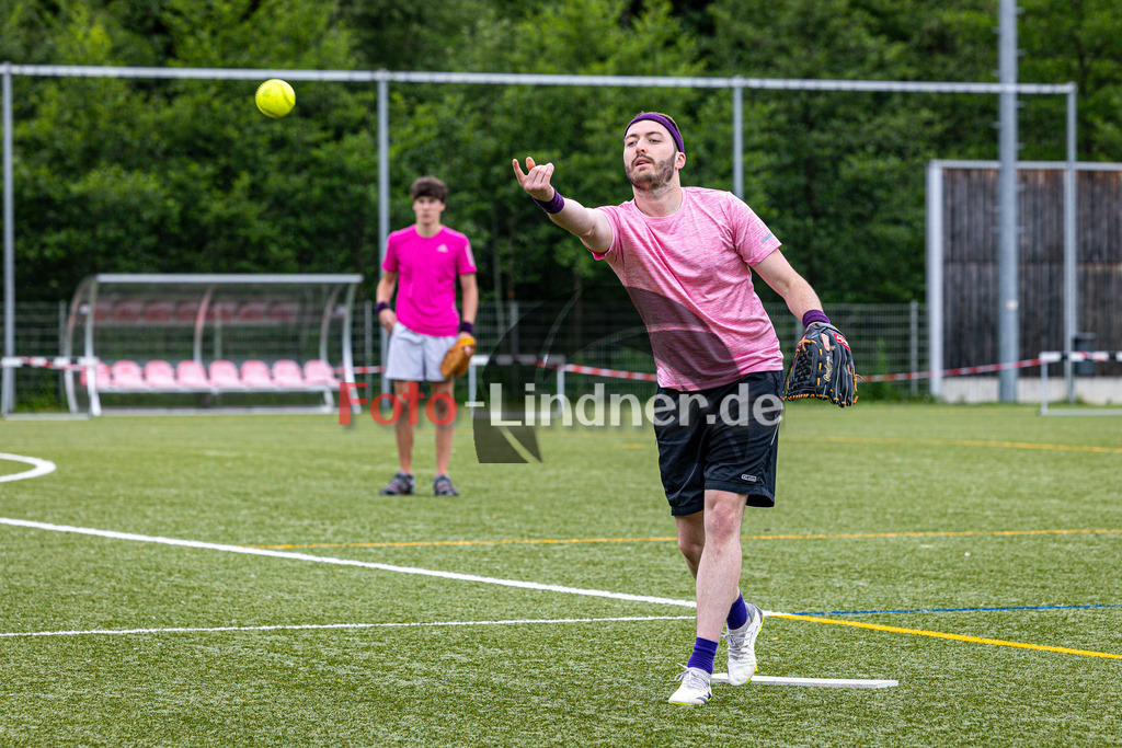 Stadtmeisterschaft Baseball Penzberg | Stadtmeisterschaft Baseball Penzberg, Stadtmeisterschaft Baseball Penzberg, 20240615,Marius Becker als Pitcher,2024-06-15 in Penzberg (Nonnenwaldstadion)Marius BeckerCopyright: WolfgangxLindner www.foto-lindner.de
