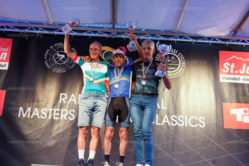 1291_20230817_Bewerb_Maenner_Muehlanger | AUT - OESTERREICH, 2023-08-16: SPORT RENNRAD-FAHREN - 55. INTERNATIONALER RADWELTPOKAL IN ST. JOHANN IN TIROL  - Vintage-Radrennen mit WM-Bronze-Medaillen-Siegerin Christina Schweinberger, den Teilnehmer und Alexander Baumann (vom Orginastions-Team) - TAG 2 BEWERB MAENNER IN SECHS GRUPPEN  ; Foto: Roland Muehlanger