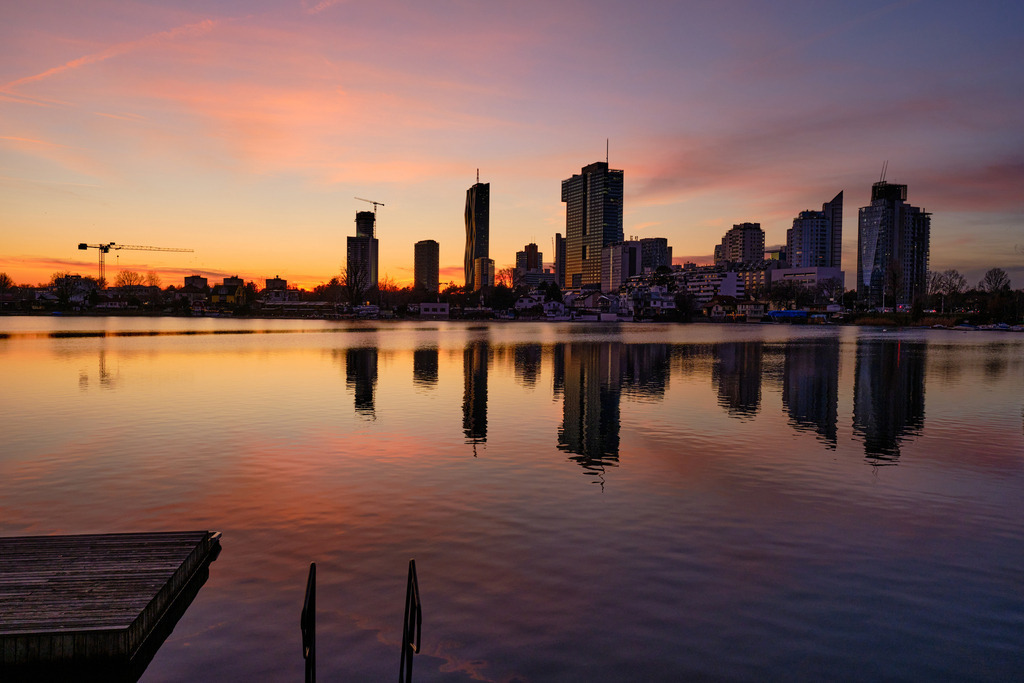 Blick über die Donau auf die Donaucity im Abendrot | Wien, Austria - December 27, 2023: Blick über die Donau auf die Donaucity im Abendrot. - Realisiert mit Pictrs.com