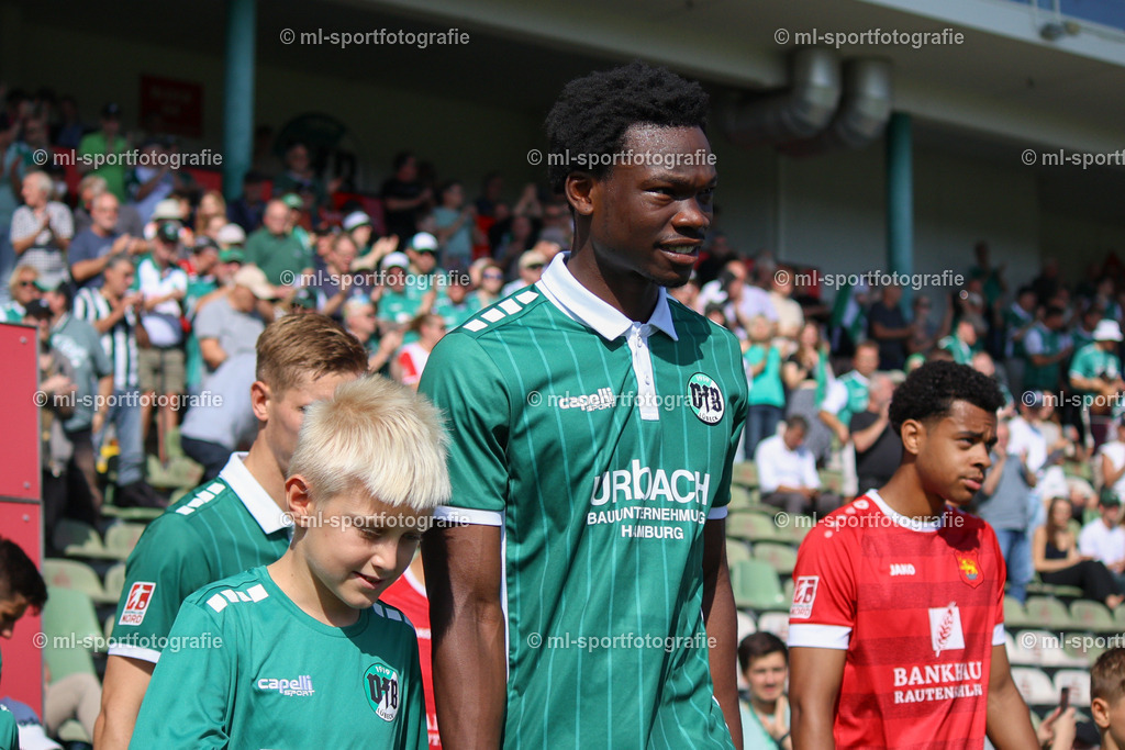 Fußball I Herren I Saison 2025/2026 I Regionalliga Nord I 10. Spieltag I VfB Lübeck - FSV Schöningen | Joel Chinaemerem Amadi (37, VfB Lübeck) beim Einlauf vor dem Spiel - Realisiert mit Pictrs.com